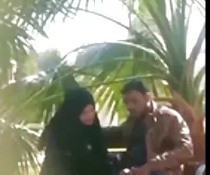Niña musulmana India haciendo pajas a su novio en un parque