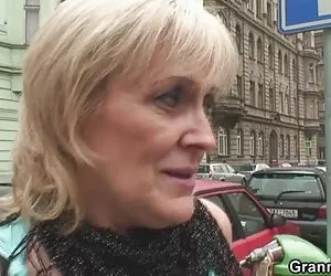 Prostituta porno anla de abuela follada duramente por pollas jóvenes