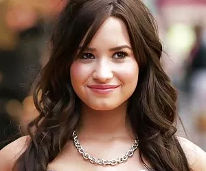 Demi solo tetas grandes lovato tirón desafío
