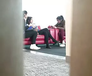 Chicas calientes es pollo indio cándido shoeplay de pies colgando medias negras