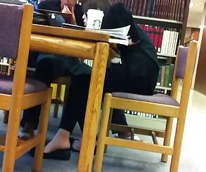 Pies minas desnudas de shoeplay biblioteca asiática cándida colgando pisos pt 3