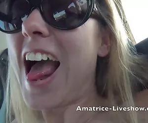 Masturbación cojida x el culo en un coche con exposición francesa camgirl